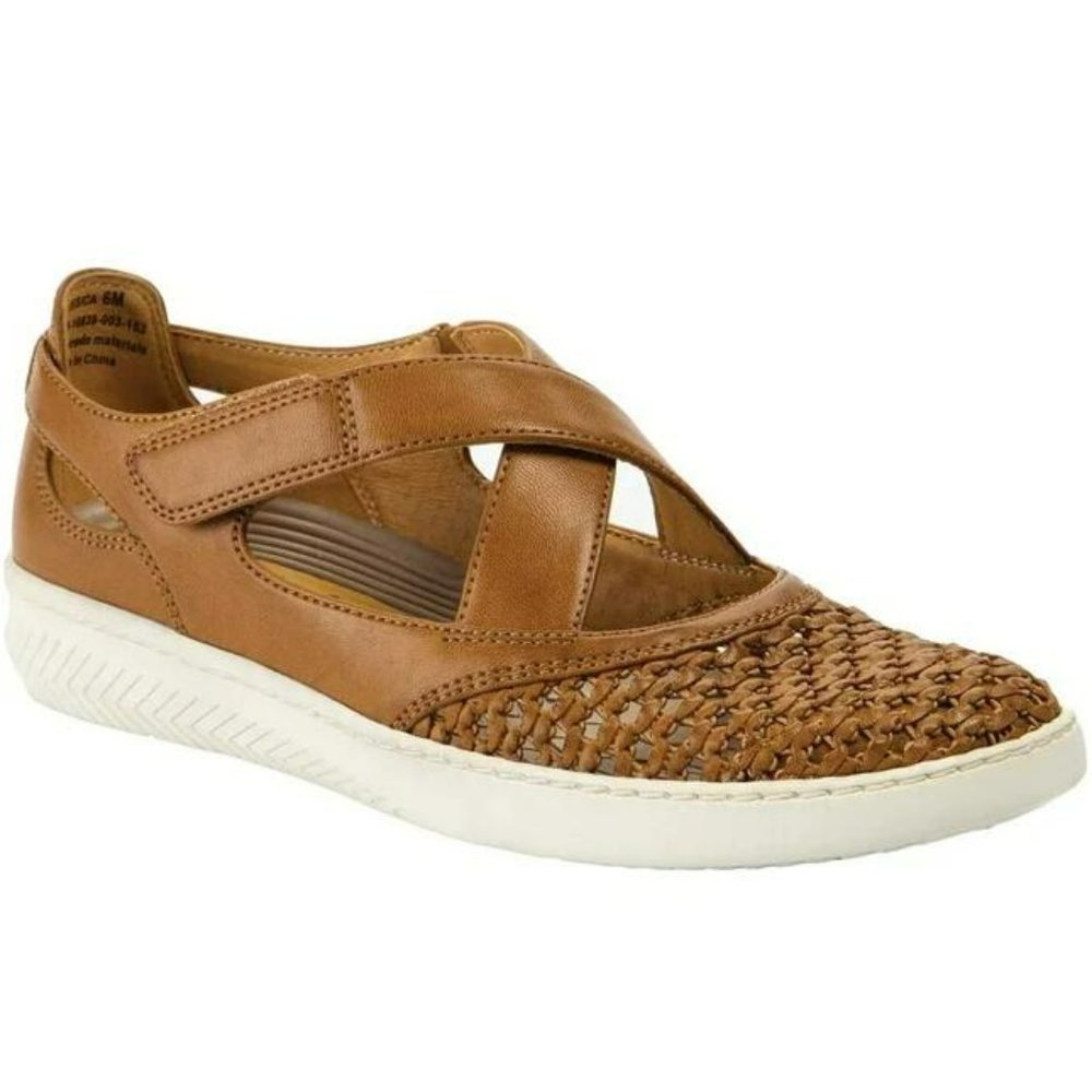 BNWT BareTraps Yesica Round Toe Flats for Women